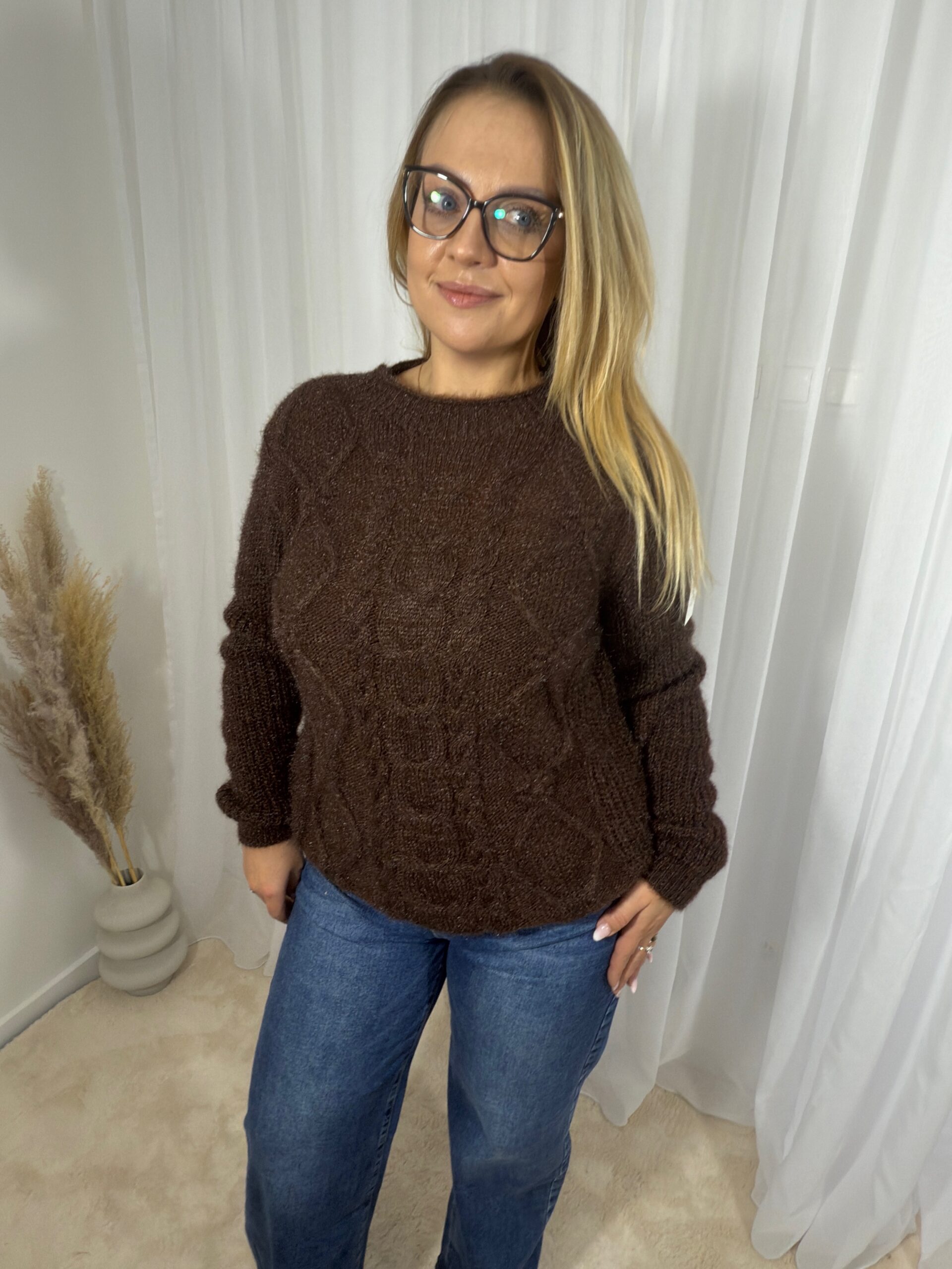 Pleciony Sweter z Ozdobną Srebrną Nitką