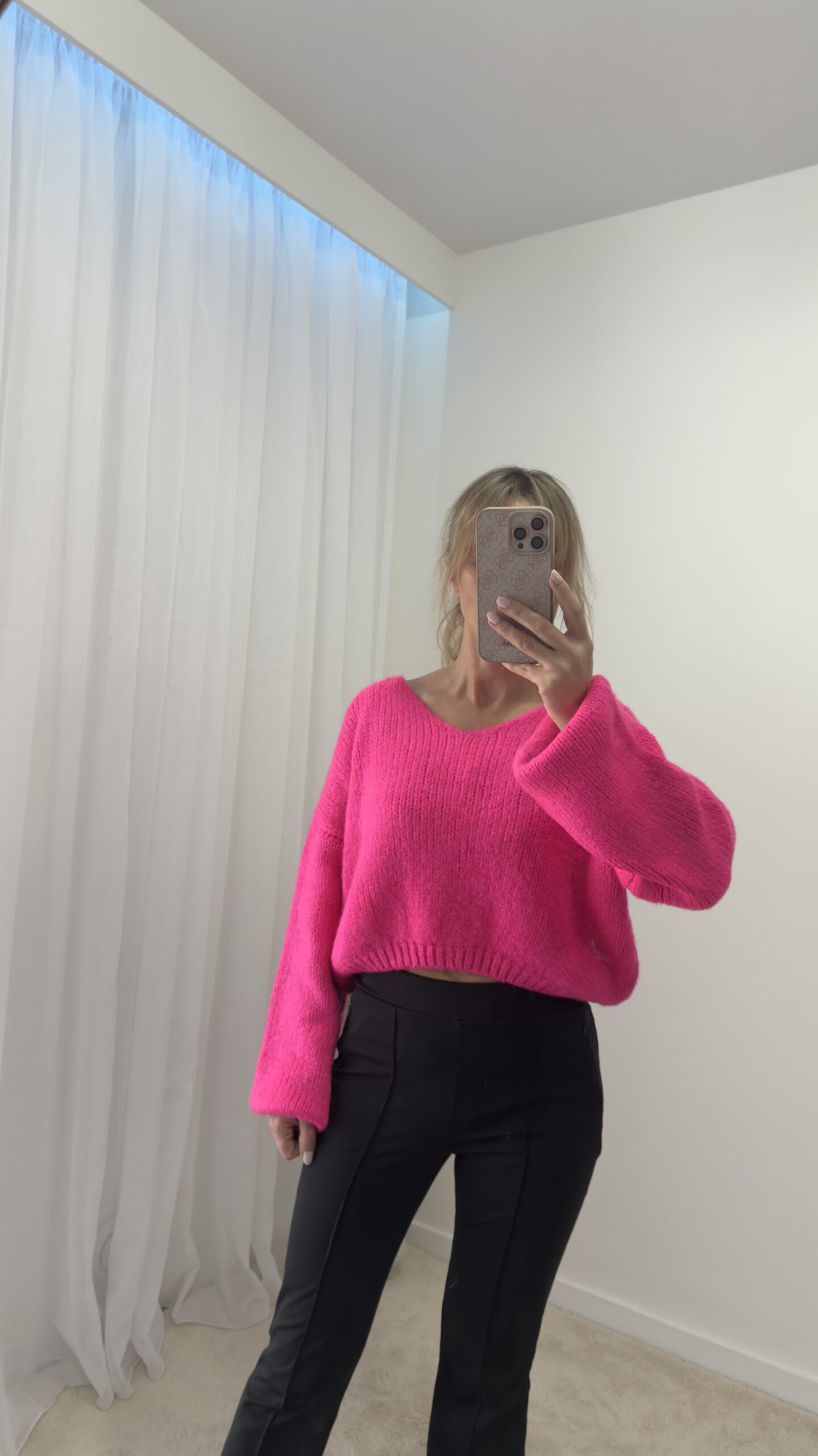 Krótki Sweter z Obniżoną Linią Ramion Fuksja - obrazek 2