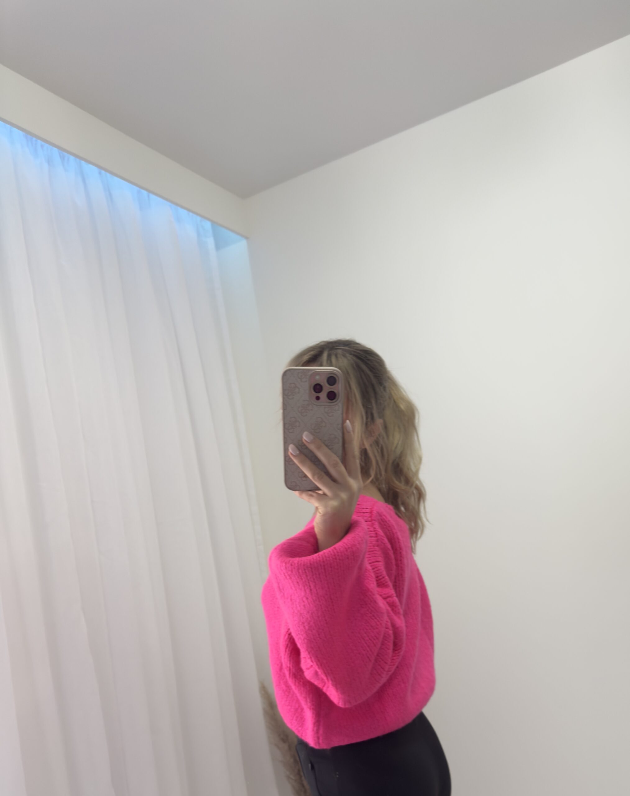 Krótki Sweter z Obniżoną Linią Ramion Fuksja - obrazek 4
